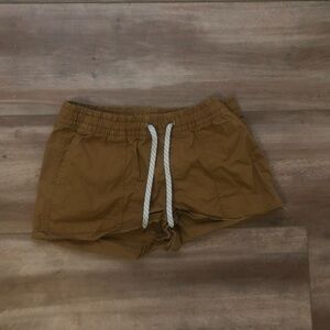 Vuori Relaxed Drawstring Shorts in Caramel